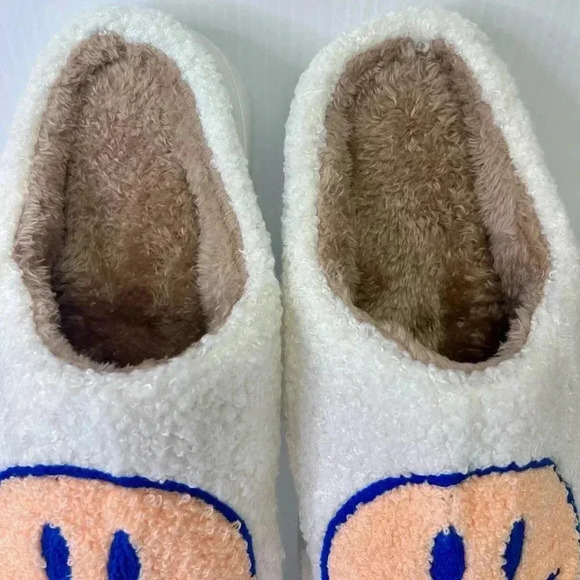 😊”Happy Face Slippers” NWT Nordic Peace White w/ Tan Faux Size 9/10😊 - Picture 3 of 12
